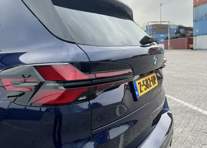 afbeelding van de achterkant van een bmw x5