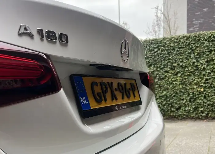 afbeelding van de achterkant van een mercedes a180