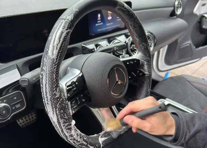 afbeelding van het interieur van een mercedes benz die een interieur detailing schoonmaak krijgt